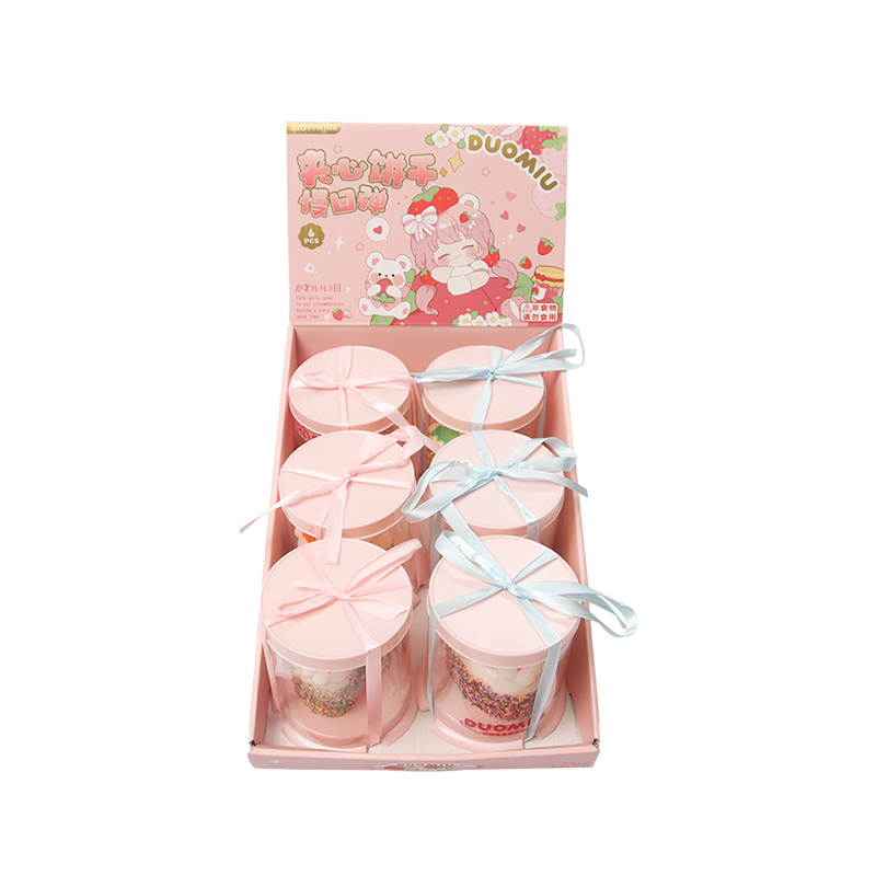 A 7cm heart-shaped cake with jam-filled fruits